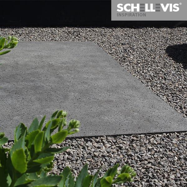 Grote betonnen tegel in het grind met logo Schellevis
